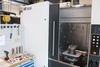  – Auf einem Horizontal-Bearbeitungszentrum Heller H3500 fertigt Zeltwanger diverse Optikträger für die Halbleiterindustrie. Diese Zerspanung wird mit <em>hyper</em>MILL MAXX Machining programmiert, was die Bearbeitungszeit um bis zu 60 Prozent reduziert. 