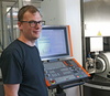  – Felix Gasser ist bei Häwitool einer der Spezialisten fürs <em>hyper</em>MILL AUTOMATION&nbsp;Center. Er ist über&shy;zeugt: „Wer sich in der Fräs&shy;technik gut auskennt und sich intensiv mit der Software und ihren viel&shy;fältigen Möglich&shy;keiten auseinander&shy;setzt, kann damit große Erfolge erzielen.“